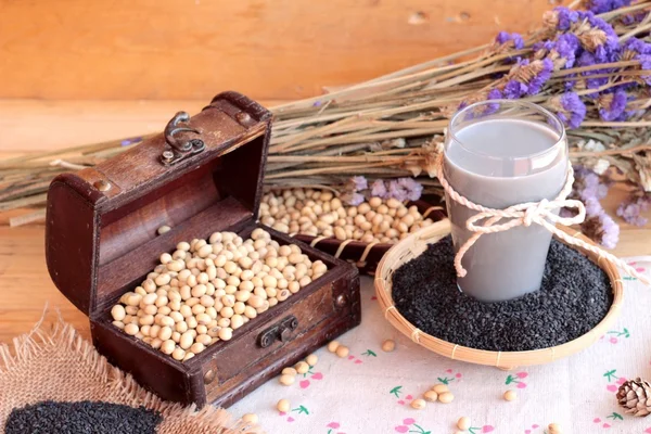 Soya sütü karıştırın siyah susam ile soya tohumu