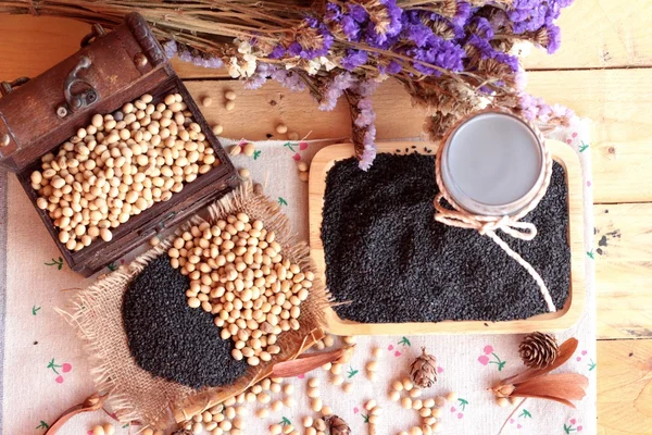 Soya sütü karıştırın siyah susam ile soya tohumu