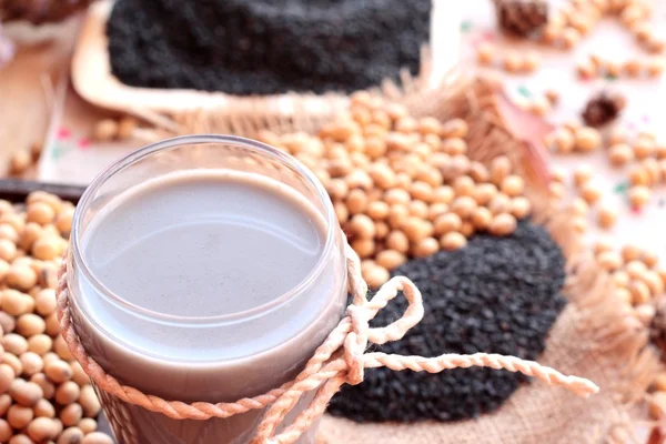 Soya sütü karıştırın siyah susam ile soya tohumu