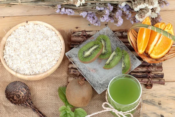 Narenciye meyve, kivi ve kivi suyu ile yulaf gevreği.