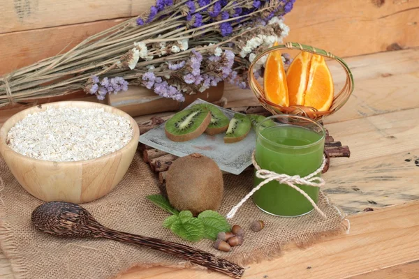 Narenciye meyve, kivi ve kivi suyu ile yulaf gevreği.