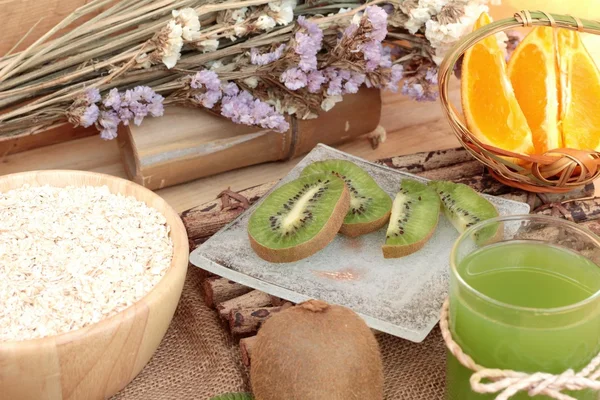 Oat flakes with citrus fruit, kiwi fruit and kiwi juice. — Stock Photo, Image