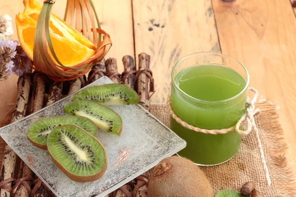 Copos de avena con cítricos, kiwi y zumo de kiwi . — Foto de Stock