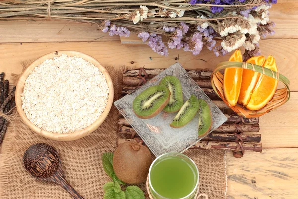 Haferflocken mit Zitrusfrüchten, Kiwi-Früchten und Kiwi-Saft. — Stockfoto