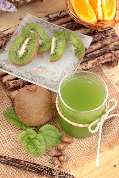 猕猴桃果多汁绿色和美味猕猴桃果汁. — 图库照片