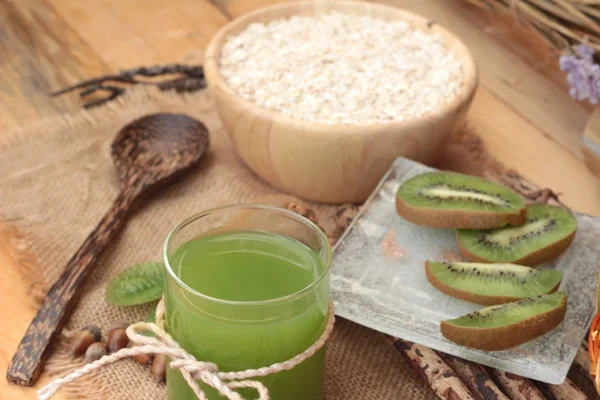 Fiocchi d'avena con agrumi, kiwi e succo di kiwi . — Foto Stock