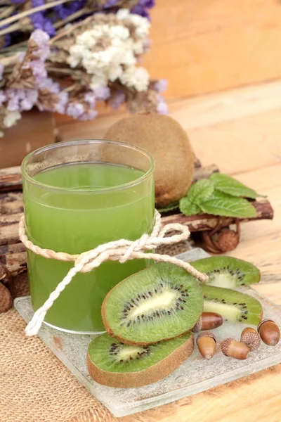 Kivi meyve sulu yeşil ve lezzetli kivi suyu. — Stok fotoğraf