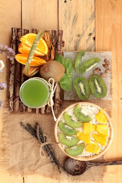Haver vlokken met citrusvruchten, kiwi fruit en kiwi-sap. — Stockfoto