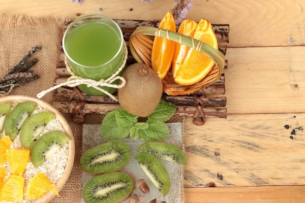 Haferflocken mit Zitrusfrüchten, Kiwi-Früchten und Kiwi-Saft. — Stockfoto