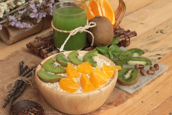Fiocchi d'avena con agrumi, kiwi e succo di kiwi . — Foto Stock