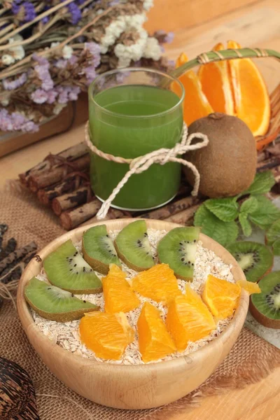 Haver vlokken met citrusvruchten, kiwi fruit en kiwi-sap. — Stockfoto