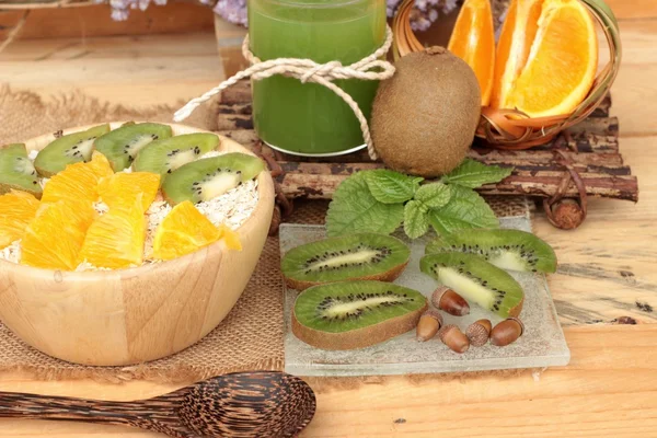 Ovesné vločky s citrusové plody, kiwi ovoce a šťávy kiwi. — Stock fotografie