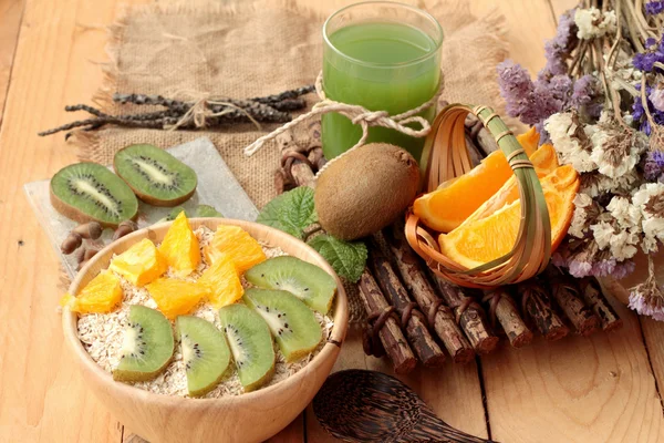 Oat flakes with citrus fruit, kiwi fruit and kiwi juice. — Stock Photo, Image