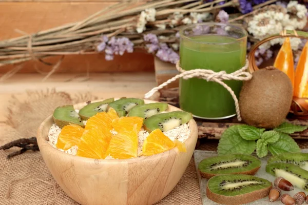 Narenciye meyve, kivi ve kivi suyu ile yulaf gevreği.