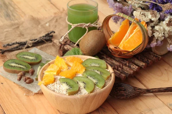 Ovesné vločky s citrusové plody, kiwi ovoce a šťávy kiwi. — Stock fotografie