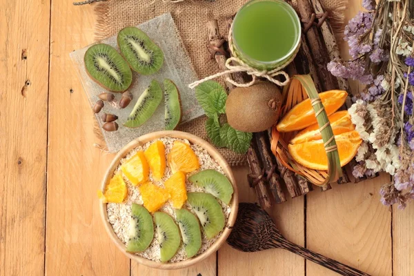 Oat flakes with citrus fruit, kiwi fruit and kiwi juice. — Stock Photo, Image