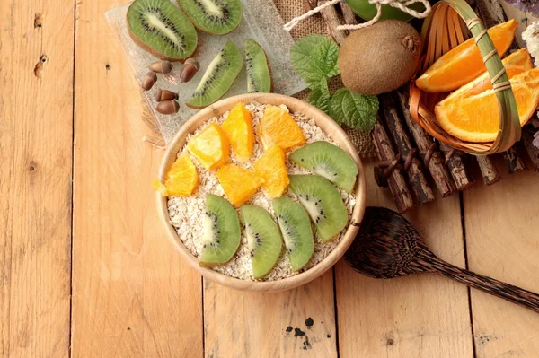 Copos de avena con cítricos, kiwi y zumo de kiwi . — Foto de Stock