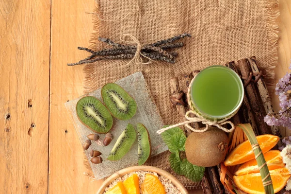 Narenciye meyve, kivi ve kivi suyu ile yulaf gevreği.