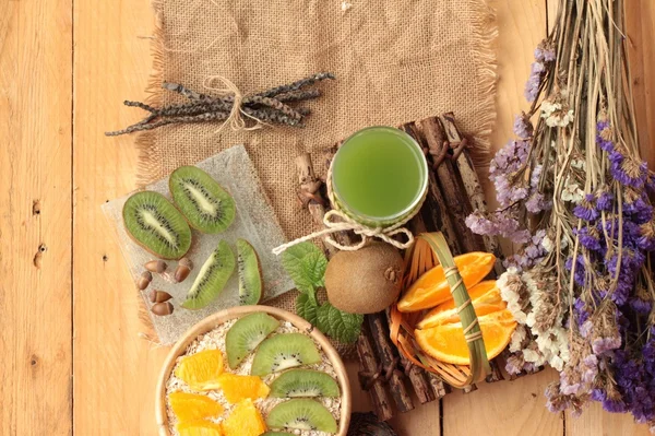 Haferflocken mit Zitrusfrüchten, Kiwi-Früchten und Kiwi-Saft. — Stockfoto