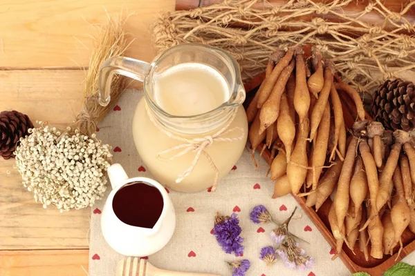 Agua de Galingale y galingala fresca con miel . — Foto de Stock