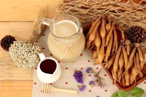 Agua de Galingale y galingala fresca con miel . — Foto de Stock