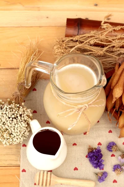 Galingale su ve bal ile taze galingale.