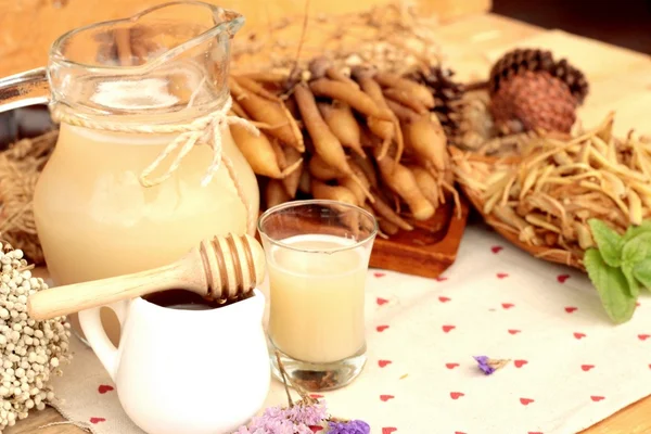 Galingale su ve bal ile taze galingale.