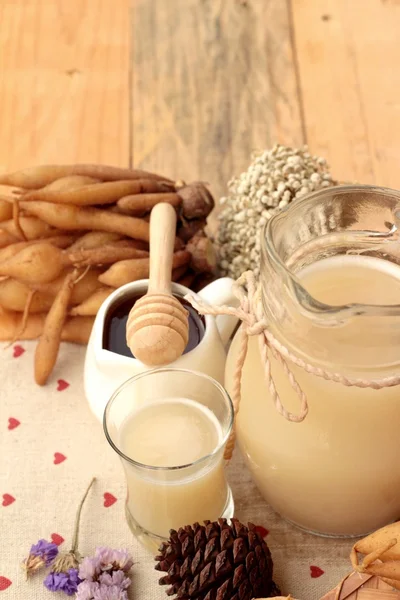 Galingale su ve bal ile taze galingale.