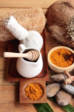 Phlai ot, Cassumunar taze ve bir toz olarak her ikisi de zencefil