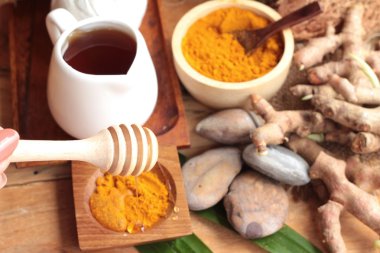 Phlai ot, Cassumunar taze ve bir toz olarak her ikisi de zencefil