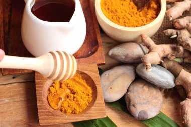 Phlai ot, Cassumunar taze ve bir toz olarak her ikisi de zencefil