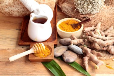 Phlai ot, Cassumunar taze ve bir toz olarak her ikisi de zencefil