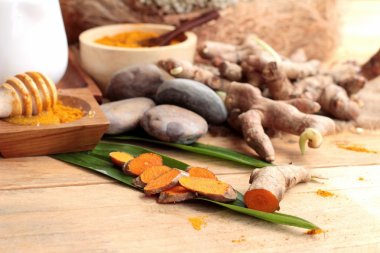 Phlai ot, Cassumunar taze ve bir toz olarak her ikisi de zencefil