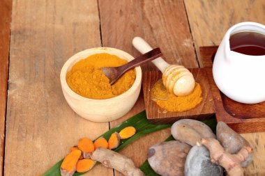 Phlai ot, Cassumunar taze ve bir toz olarak her ikisi de zencefil