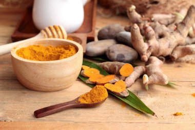 Phlai ot, Cassumunar taze ve bir toz olarak her ikisi de zencefil