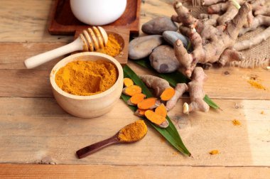 Phlai ot, Cassumunar taze ve bir toz olarak her ikisi de zencefil