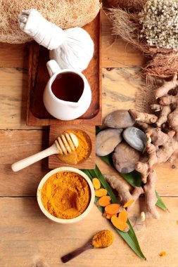 Phlai ot, Cassumunar taze ve bir toz olarak her ikisi de zencefil