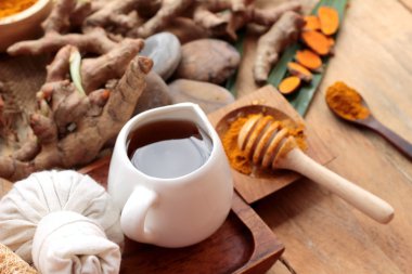 Phlai ot, Cassumunar taze ve bir toz olarak her ikisi de zencefil