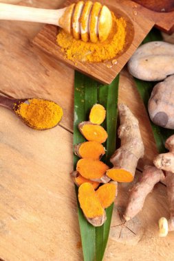 Phlai ot, Cassumunar taze ve bir toz olarak her ikisi de zencefil