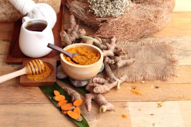 Phlai ot, Cassumunar taze ve bir toz olarak her ikisi de zencefil