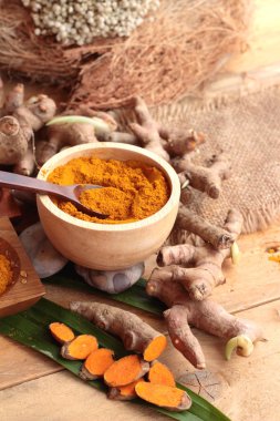 Phlai ot, Cassumunar taze ve bir toz olarak her ikisi de zencefil