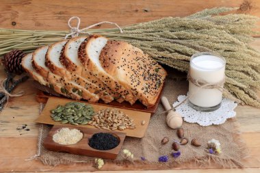 Kahverengi ekmek tam taneli tahıllar ile dilimlenmiş ve süt.