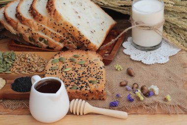 Kahverengi ekmek tam taneli tahıllar ile dilimlenmiş ve süt.