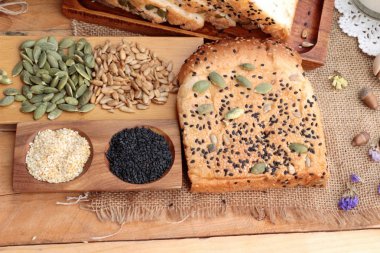 Kahverengi ekmek tam taneli tahıllar ile dilimlenmiş ve süt.