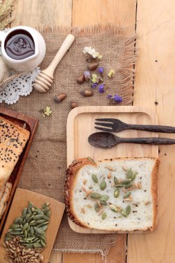 Kahverengi ekmek tam taneli tahıllar ile dilimlenmiş ve süt.