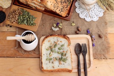 Kahverengi ekmek tam taneli tahıllar ile dilimlenmiş ve süt.
