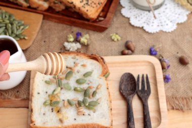 Kahverengi ekmek tam taneli tahıllar ile dilimlenmiş ve süt.