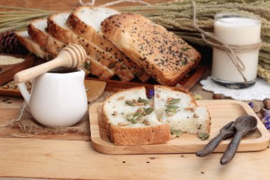 Kahverengi ekmek tam taneli tahıllar ile dilimlenmiş ve süt.