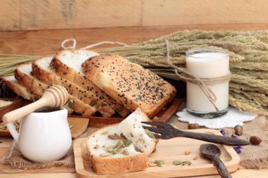 Kahverengi ekmek tam taneli tahıllar ile dilimlenmiş ve süt.