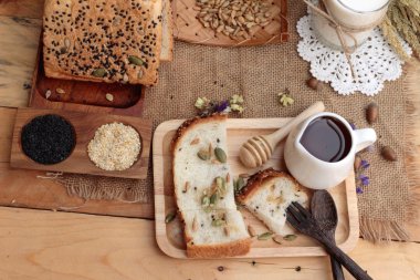 Kahverengi ekmek tam taneli tahıllar ile dilimlenmiş ve süt.